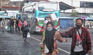 Mudik 2022, 156 Bus Siap Diberangkatkan Dari Terminal Cicaheum Para pemudik hendak berangkat dan tiba di Terminal Cicaheum, Kota Bandung, Sabtu (23/4). (Deni/Jabar Ekspres)