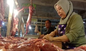 Harga Daging Sapi dan Cabai Masih Tinggi, Ternyata Ini Penyebabnya Penjual daging sapi di Pasar Tradisional Kosambi Bandung, Senin (25/4) Foto. Sandi Nugraha