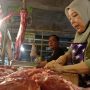 Penjual daging sapi di Pasar Tradisional Kosambi Bandung, Senin (25/4) Foto. Sandi Nugraha