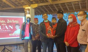 Simbolis penyerahan bantuan beras untuk korban banjir dilakukan oleh Yadi Srimulyadi, minggu (24/4).
