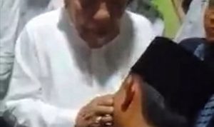 Tamparan Kiai NU pada Anggota Banser, Benarkah Marah karena Jaga Gereja Bukannya Jaga Ulama, Ini Penjelasannya Video Viral Tamparan Kiai Nu terhadap Anggota Banser (tangkapan layar video Facebook)