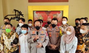 Kapolda Jawa Barat Irjen Pol Suntana didampingi Kapolresta Bogor Kota Kombes Pol Susatyo Purnomo saat memberikan keterangan mengenai perseteruan yang melibatkan Ujang sarjana telah berakhir dengan kesepakatan damai.