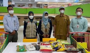 Hati-hati, Produk Pangan Kadaluarsa Banyak Beredar Menjelang Lebaran Loka POM bersama Dinas Pertanian Kabupaten Tangerang saat melakukan pemeriksaan produk pangan kadaluarsa di Hypermart, Pagedangan Tangerang, Selasa 22 April 2022.
