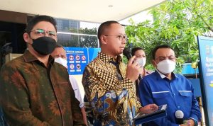 Pasha Ungu Tampak mendampingi Eddy Soeparno saat melaporkan pengacara Ade Armando ke Polda Metro Jaya. FOTO: Theresia/GenPI.co
