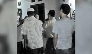 Tangkapan layar video viral istri gerebek suami di rumah mantannya.
