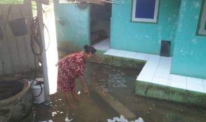 Seorang warga menunjukkan ketinggian air dari Waduk Jatigede yang terus naik hingga menggenangi mushola. (HERI PURNAMA/SUMEKS)