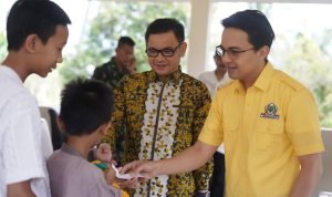Wakil Ketua Komisi VIII DPRRI Fraksi Partai Golkar, DR. TB. H. Ace Hasan Syadzily, didampingi Wakil Bupati Bandung Syahrul Gunawan saat menghadiri Peresmian Program Keserasian Sosial Forum Keserasian Semangat Karya dan Santunan Anak Yatim di Kampung Leuwimunding RT. 03/01 Desa Sadu Kecamatan Soreang Kabupaten Bandung Jawa Barat, Selasa (26/4).