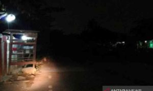 Salah satu jalan di BEkasi yang tidak ada penerangan jalan, membuatnya seperti jalan tengkorak yang rawan kecelakaan. ANTARA/Pradita Kurniawan Syah