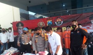 Konferensi pers kasus meledaknya petasan hingga memakan korban hancurnya tangan bocah yang menggenggam petasan tersebut, oleh Polres Kediri. ANTARA Jatim/Asmaul