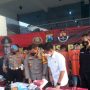 Konferensi pers kasus meledaknya petasan hingga memakan korban hancurnya tangan bocah yang menggenggam petasan tersebut, oleh Polres Kediri. ANTARA Jatim/Asmaul