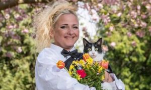 Kucing Bernama India yang dinikahi oleh Pemiliknya Deborah Hodge, karena takut diusir dari tempat tinggalnya. (Foto SWNS)