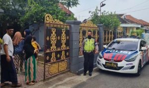 Polisi tampak mengantarkan anak yang tertinggal di rest area untuk menemui keluarganya. (ist)