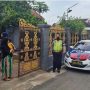 Polisi tampak mengantarkan anak yang tertinggal di rest area untuk menemui keluarganya. (ist)