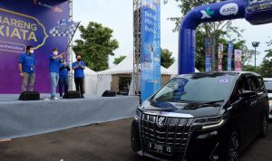 LEPAS ROMBONGAN PEMUDIK : (ki-ka) Chief Corporate Affairs XL Axiata, Marwan O.Baasir, Direktur & Chief Commercial Officer – Consumer XL Axiata, David Arcelus Oses, Group Head XL Axiata Region Jabodetabek, Rd. Sofia Purbayanti dan Group Head Indirect Channel Management XL Axiata, Junius Khoestadi melepas rombongan pemudik di acara pelepasan armada Mudik Bareng XL Axiata di Jakarta, Rabu (27/4). XL Axiata kembali menggelar program Mudik Bareng bagi para mitra penjualan produk layanan XL Axiata dari wilayah Jabodetabek. Sedikitnya 660 peserta mengikuti program ini, dengan tujuan ke sejumlah kota di Jawa Tengah, DI Yogyakarta, dan Jawa Timur. XL Axiata telah menyiapkan 15 unit bus besar, delapan unit Innova, dan lima unit Alphard.