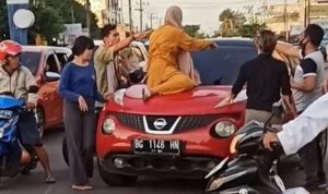 Ketahuan Selingkuh, Oknum Polisi Dilabrak Istri dan Adik di Tengah Jalan Tangkapan layar video, Oknum Polisi yang dilabrak oleh sitri dan adiknya karena ketahuan selingkuh.