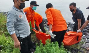 Tim BPBD sedang mengevakuasi mayat yang diduga maling motor yang terjun dari jembatan Suramadu. (Foto BPBD Kota Surabaya)