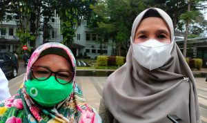 Kepala TP PKK Yunimar Mulyana dan Kepala DP3A Rita Verita saat memberi paparan mengenai kekerasan terhadap anak kepada wartawan di Balai Kota Bandung, Kamis (28/4)