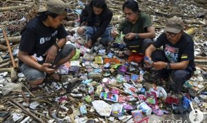 Terkontaminasi Mikroplastik, Sebegini Parah Kondisi Sungai di Tasikmalaya Tim Ekspedisi Sungai Nusantara saat melakukan pemilahan sampah plastik yang menumpuk di sungai-sungai di Tasikmalaya. (foto Antara)