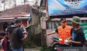 Puting beliung Porak porandakan 131 Rumah di Garut, Ini Yang Dilakukan BPBD Kepala Pelaksana BPBD Kabupaten Garut Satria Budi, meninjau salah satu rumah dari 131 rumah yang porak poranda karena puting beliung di Garut. ANTARA/HO-BPBD Garut