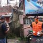 Kepala Pelaksana BPBD Kabupaten Garut Satria Budi, meninjau salah satu rumah dari 131 rumah yang porak poranda karena puting beliung di Garut. ANTARA/HO-BPBD Garut