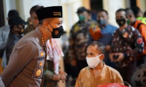 Kapolresta Bandung Kombes Pol Kusworo Wibowo, saat menghadiri kegiatan vaksiniasi di Masjid An Nur Katapang, sebagai langkah untuk percepat vaksinasi. ist