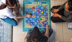 Rekomendasi Mainan Lama yang Masih Seru Dimainkan Anak Jaman Now Untuk Mengisi Waktu Menunggu Magrib Ular tangga, Salah satu mainan lama yang masih seru jika dimainkan anak-anak untuk menunggu waktu adzan magrib. ist