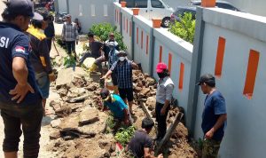 Warga bahu membahu bergotong royong memperbaiki jalan desa yang amblas, pada Minggu (3/4) kemarin.