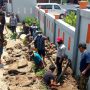 Warga bahu membahu bergotong royong memperbaiki jalan desa yang amblas, pada Minggu (3/4) kemarin.