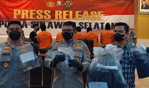 Sejak 2020 Kasatpol PP Makassar Sudah Berencana Akan Bunuh Pegawai Dishub Tapi Gagal Kapolrestabes Makassar Kombes Pol Budhi Haryanto (kiri) mengungkapkan Pembunuhan terhadap pegawai Dinas Perhubungan (Dishub) Makassar Najamuddin Sewang ternyata telah mulai direncanakan Kasatpol PP Makassar sejak 2020. (fin/istimewa)