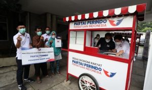 Gerobak UMKM Gratis dari Partai Perindo kembali diserahkan untuk pedagang nasi uduk dan bakmi ayam. (ist)