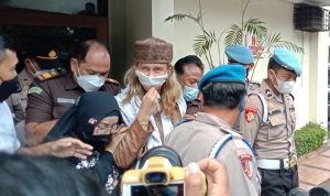 Bahar Bin Smith saat menjawab pertanyaan wartawan seusai persidangan dengan agenda membacakan dakwaan., di Pengadilan Negeri Kota Bandung, pada Selasa.(5/4) foto; Sandi-Jabarekspres.com