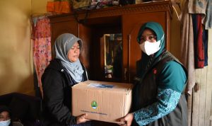 Istri Bupati Bandung, Emma Detty Permanawati, takziah ke rumah duka Almarhum Heru Ardiansyah (14) di Kampung Sirnasari RT.01/10 Desa Pulosari, Kecamatan Pangalengan, Kabupaten Bandung. Ist