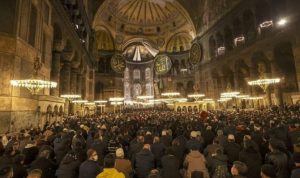 Pelaksanaan salat tarawih untuk pertama kalinya di Masijd Agung Hagia Sophia di Istanbul, Turki. ist