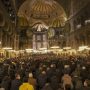 Pelaksanaan salat tarawih untuk pertama kalinya di Masijd Agung Hagia Sophia di Istanbul, Turki. ist
