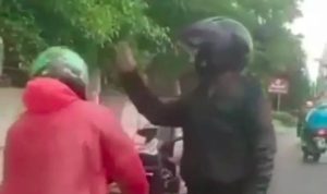 Tangkapan layar, Oknum polisi yang melakukan kekerasan terhadap driver ojol di Jakarta Barat, Selasa (5/4). Twitter/@@nickpegal9yaho/Walda.