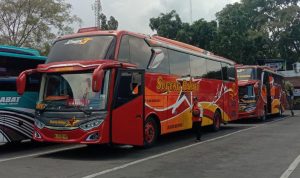 Masyarakat kota Bandung hendak pulang kampung pada saat Jelang ramadhan di Terminal Cicaheum. Foto. Sandi Nugraha
