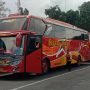 Masyarakat kota Bandung hendak pulang kampung pada saat Jelang ramadhan di Terminal Cicaheum. Foto. Sandi Nugraha