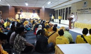 Kampung Ramadan dan Festival UMKM Gelaran DPD Golkar Bandung Gali Potensi Anak Bangsa ORASI: Ketua DPD Partai Golkar Kota Bandung Edwin Senjaya saat memberikan sambutan dan arahan dalam Kampung Ramadan dan Festival UMKM di Sekretariat DPD Partai Golkar Kota Bandung, Jumat (22/4/2022) malam.