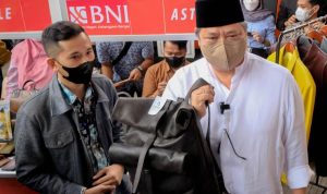 Airlangga Hartarto juga memberikan bantuan modal melalui fasilitas KUR BNI kepada para pengrajin kulit Garut sebesar Rp 500 juta.