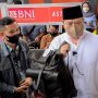 Airlangga Hartarto juga memberikan bantuan modal melalui fasilitas KUR BNI kepada para pengrajin kulit Garut sebesar Rp 500 juta.