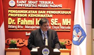 Airlangga Hartarto Sepakat dengan Hasil Penetian Prof. Fahmi Idris Airlangga Hartarto menghadiri undangan pengukuhan Profesor Kehormatan, Dr, Fahmi Idris, SE, MH di Universitas Negeri Padang.