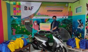 Ardi Priatna (RC Head BAF Bandung) memberikan Satu Unit Motor Yamaha dan Paket Makanan Bergizi kepada Yayasan Al-Burhan Bandung