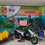 Ardi Priatna (RC Head BAF Bandung) memberikan Satu Unit Motor Yamaha dan Paket Makanan Bergizi kepada Yayasan Al-Burhan Bandung