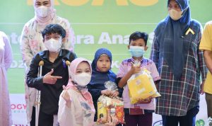 Atalia Praratya ketika mengunjungi anak-anak dalam festival Koas