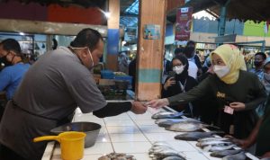 Omset Pedagang Pasar Cihapit Meningkat 20 Persen Berkat Penjualan Online Atalia Praratya tengah berdialog sekaligus berbelanja di Pasar Cihapit Kota Bandung