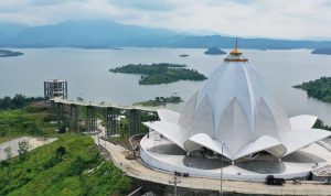 Bangunan Berbentuk Bunga, Masjid Al Kamil, Jatigede Kabupaten Sumedang Jabar