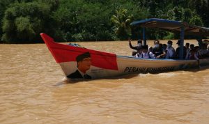 Bantuan Perahu Kemanusiaan dari Gubenur Jawa Barat Ridwan Kamil melalui Jabar Quick Respon untuk mengantar anak sekolah di Kabupaten Sukabumi