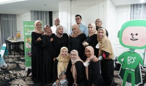 Gandeng Komunitas, Kredit Pintar Gelar Kelas Pintar Bersama di Bandung Komunitas Paris Van Java Babywearers tengah berfoto dengan Godvin Triastama Simamora, Satria Putera dan Godvin Triastama Simamora, di Hotel Maison Teraskita, Kota Bandung, Sabtu (23/4).