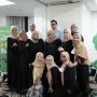 Gandeng Komunitas, Kredit Pintar Gelar Kelas Pintar Bersama di Bandung Komunitas Paris Van Java Babywearers tengah berfoto dengan Godvin Triastama Simamora, Satria Putera dan Godvin Triastama Simamora, di Hotel Maison Teraskita, Kota Bandung, Sabtu (23/4).