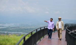 Gubenur Jabar Ridwan Kamil bersama Bupati Sumedang meninjau langsung proses pembangunan kampung buricak borinong di Kabupaten Sumedang.